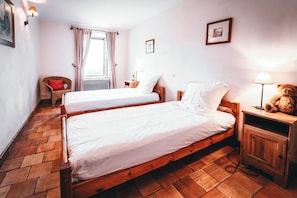 Chambre avec 2 lits simples, fenêtre ouvrant sur le jardin & la vallée du Doux. 