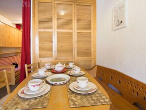 Room, Property, Table, Interior Design, Dining Room, Furniture, Porcelain, House, Real Estate, Building