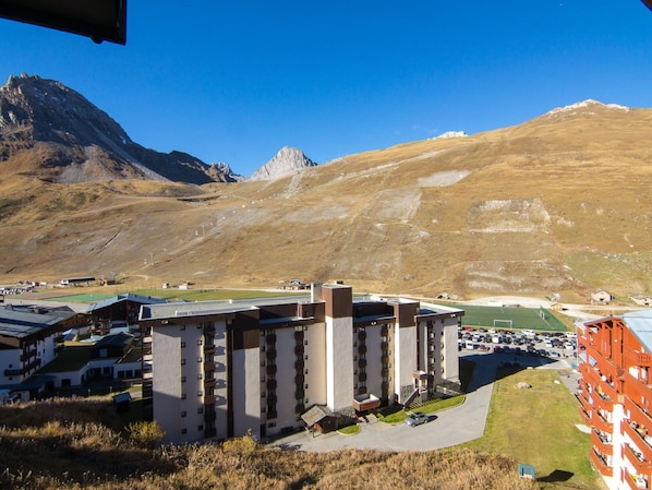 Sky, Mountain, Ecoregion, Building, Highland, Slope, Mountainous Landforms, Mountain Range, Landscape, House