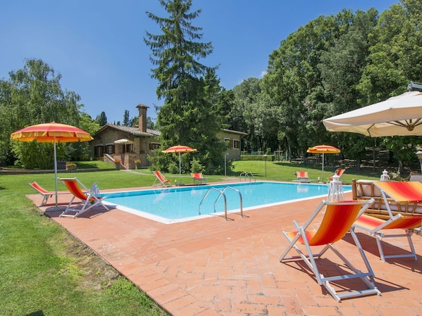 Ciel, Bâtiment, Plante, L'Eau, Arbre, Piscine, Chaise, Ombre, Mobilier De Jardin, Maison