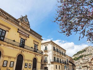 Facade, Architecture, Arch, Classical Architecture, Balcony, Palace, Arcade