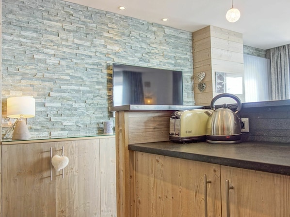 Eigentum, Countertop, Gebäude, Cabinetry, Geschirr, Holz, Küchengerät, Küche, Beleuchtung, Interior Design