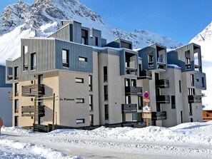 Schnee, Himmel, Gebäude, Eigentum, Berg, Fenster, Steigung, Haus, Wohngebiet, Grundeigentum