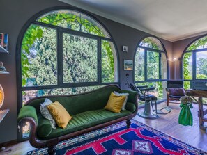 Meubles, Propriété, Canapé, Salon, Fenêtre, Design Intérieur, Violet, Bâtiment, Ombre, Mur