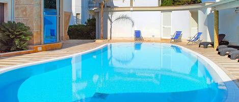 Water, Daytime, Plant, Property, Swimming Pool, Building, Blue, Light, Azure, Shade
