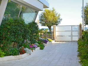 Pflanze, Blume, Gebäude, Himmel, Strassenbelag, Schatten, Vegetation, Die Architektur, Gras, Grundstueck