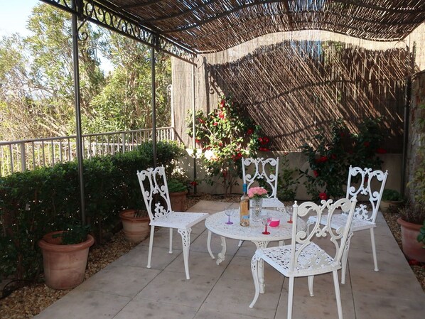 Eigentum, Terrasse, Gebäude, Möbel, Hinterhof, Grundeigentum, Tisch Im Freien, Tabelle, Garten, Haus