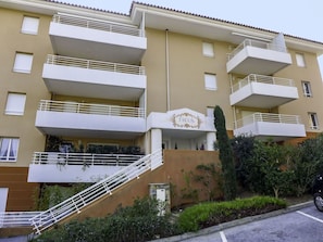 Property, Residential Area, Building, Architecture, Apartment, House, Real Estate, Neighbourhood, Condominium, Balcony