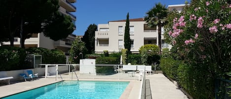 Villa Schneider à Cannes - La piscine de la copropriété pour l'été