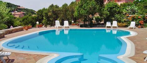 Swimming Pool, Property, Water, Leisure, Vacation, Resort Town, Resort, Real Estate, Tile, Building