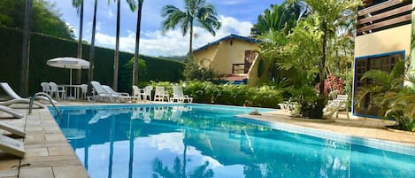 Piscina maravilhosa do condomínio.