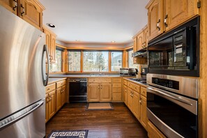 kitchen, full size appliances and kitchen fully stocked. 