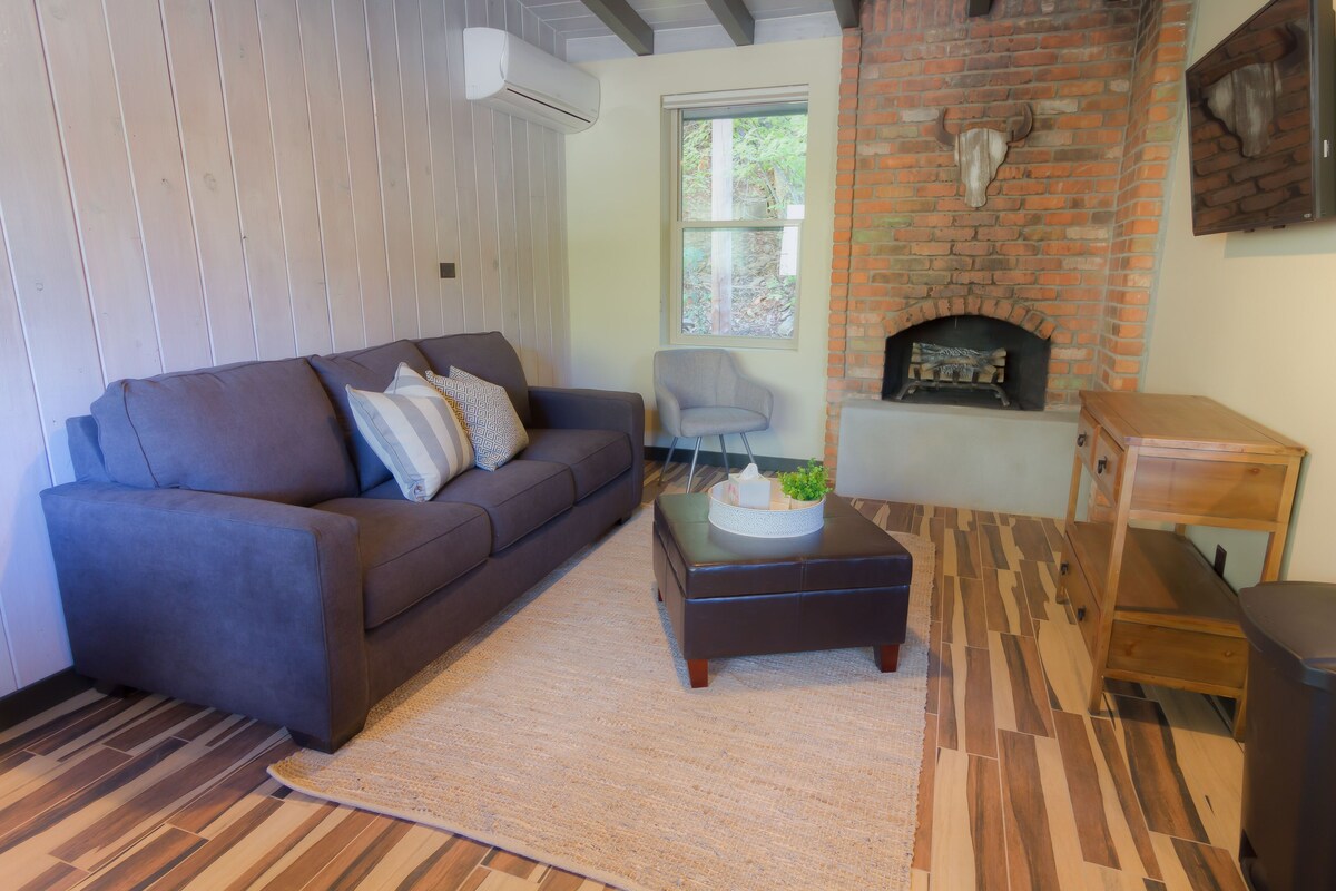 Modern cabin for 4 with views of the red rocks and next to Slide Rock State park