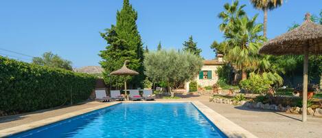 Fabulous Gardens with private swimming-pool