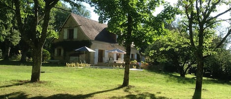 Garden view of house and Pool