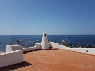 Posición dominante de la casa en el mar con jardín