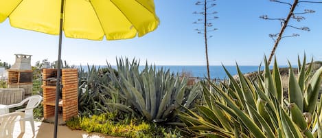 Terrasse mit Meerblick, direkt auf den Klippen, Grill, Essplatz und Sonnenliegen