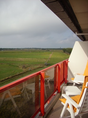 vom Balkon in Richtung Westen zum Dorf Nes blickend