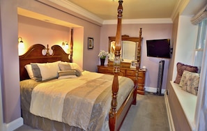 1st Floor master bedroom with king bed