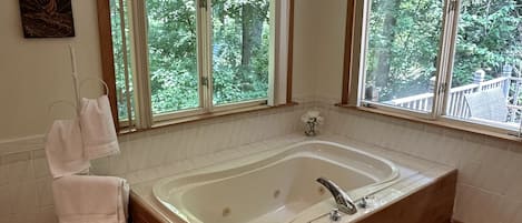 Jetted tub for two with forest views