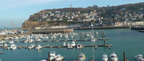 La Goélette : le port et la côte de la vierge vus du séjour