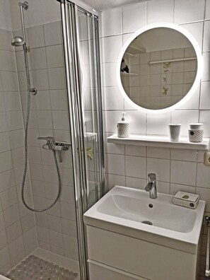 Ferienwohnung Spitzstein 7, Wohn-/Schlafraum mit Terrasse, 25 qm-Badezimmer Dusche/WC