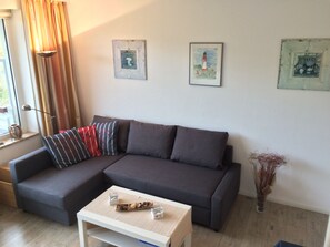 Wohnzimmer mit ausziehbarem Sofa