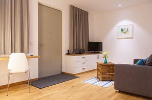 Wohnbereich mit Schreibplatz;
TV, Hifi-Anlage, Schlafcouch