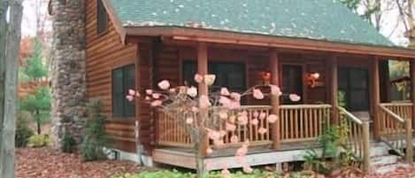 The Sugar Shack - Luxury 4BD 2BA log home ~1.7mi from downtown Saugatuck