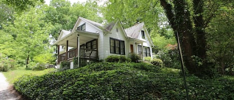 Comfortable light filled Cottage in Downtown Brevard 