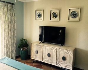 Master BR and 50" HD TV wi cable