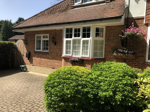 Ground floor annex with private entrance