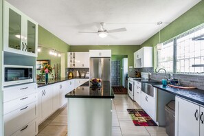 Kitchen with island, breakfast bar, new appliances