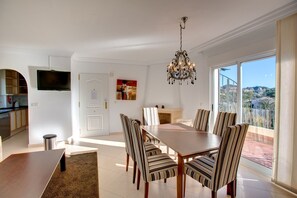 Dining room with seating for 6 guests at the table overlooking the balcony.