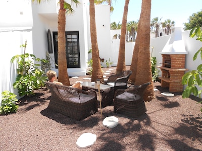 Apartamento Costa Calma muy cerca de la playa con jardín privado y vistas al mar.