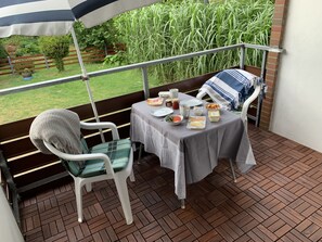 Auf dem Balkon können Sie gemütlichen frühstücken.