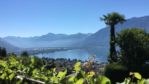 Aussicht von der Veranda auf den Lago Maggiore und nsch Bellinzona