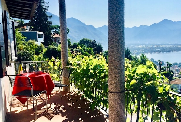 gemütlicher Sitzplatz unter der geschützten Veranda