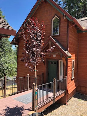 Entrance to the house through small bridge no stairs 