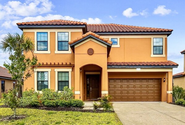 Modern family home, Park up to 4 vehicles.