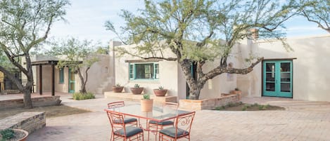 The south facing patio and outdoor dinning area is perfect to enjoy the AZ sun.