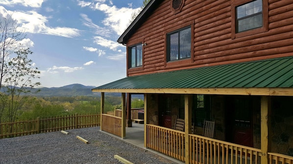 Mountain Views with a Secluded Relaxing Setting!