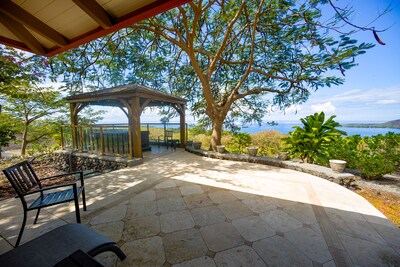 Rare Beauty and Luxury at Kealakekua Bay