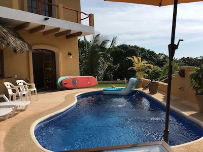 Hermosa casa de vacaciones con vista al mar enclavada en la jungla con piscina