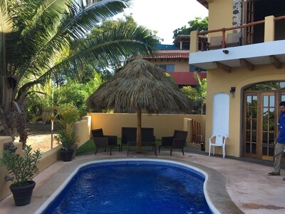 Hermosa casa de vacaciones con vista al mar enclavada en la jungla con piscina