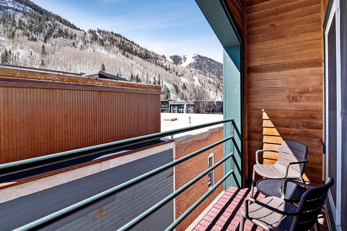 Can’t Beat Location! Enjoy the Balcony, Close Gondola & Town Park