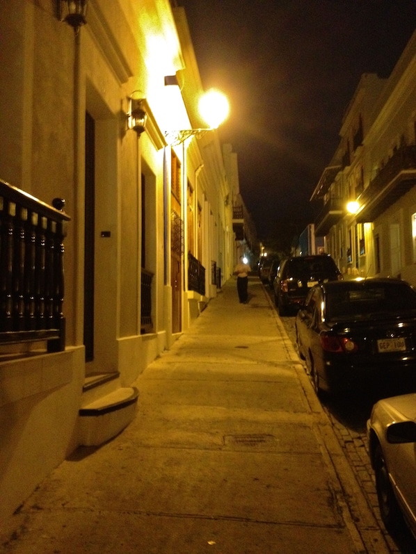 Calle de la Cruz street view at night.