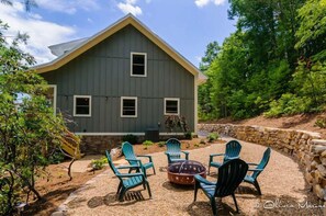 Firepit on pebble patio, very private!