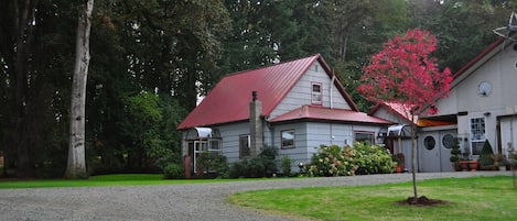 1880's Farm House in beautiful oak grove