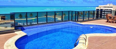 Piscina na cobertura com visão panorâmica  do mar de jatiúca.